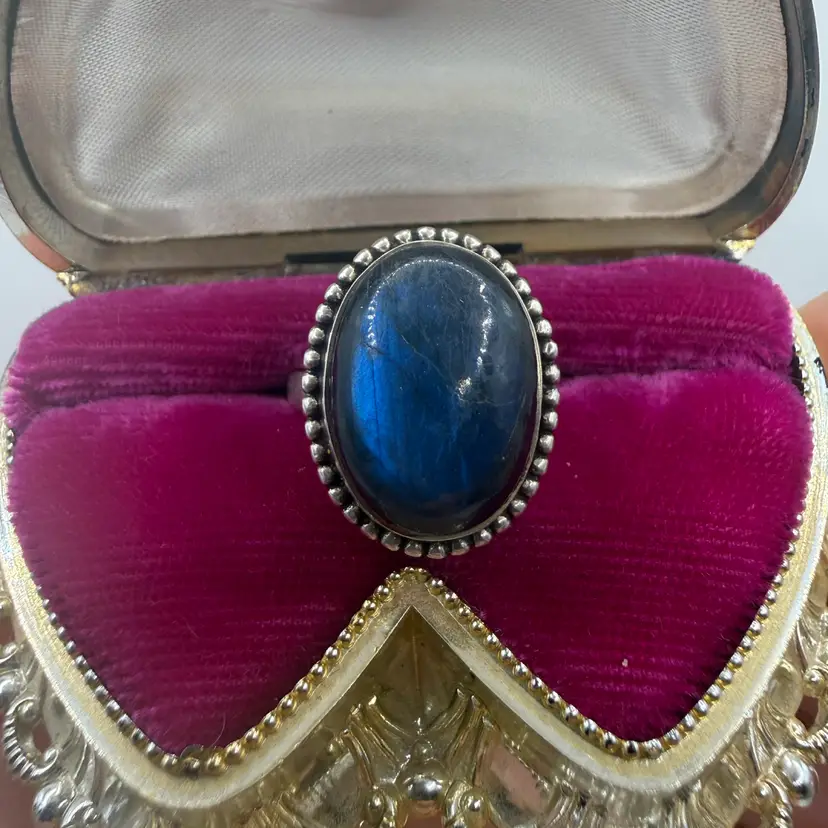 sterling silver ring features a large, oval labradorite gemstone - Size 7.5