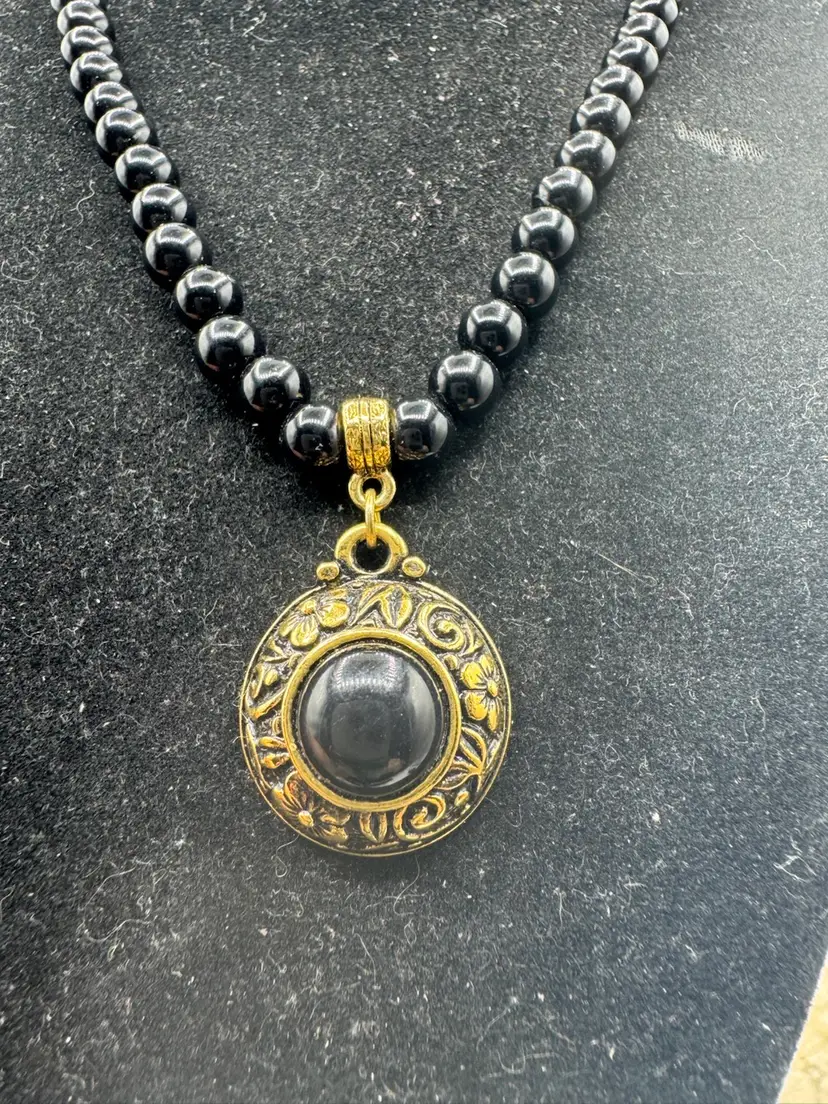 Beautiful Vintage “1928” Pendant Style Necklace Black & Gold Tone