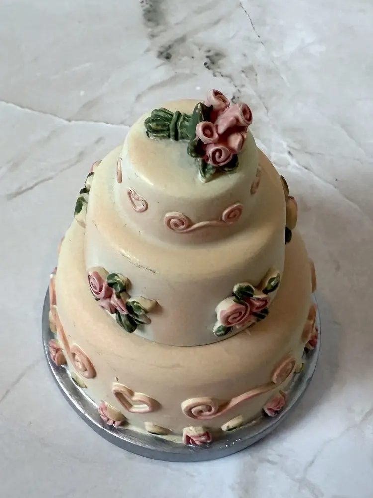 Shabby Chic Avon Wedding Cake Jewelry Box – Resin Earring Holder – 1990s Romantic Vanity Decor (0116-25)