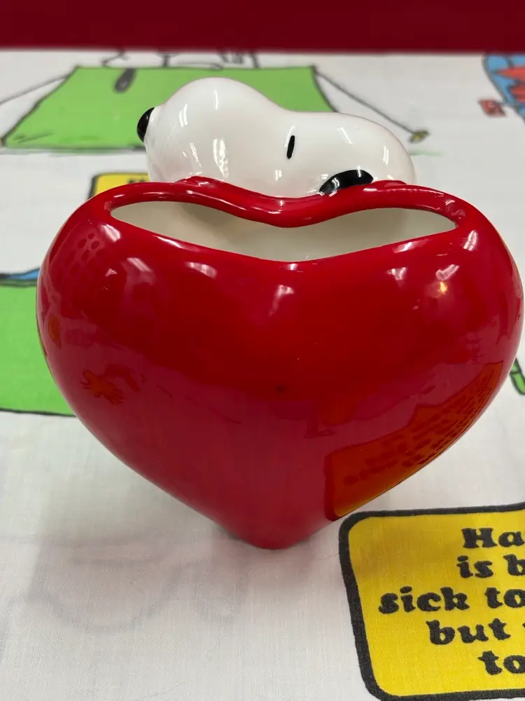 HTF Willitts Snoopy Heart-shaped Planter