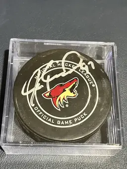2022/23 Hit Parade Series 11 Official Game Hockey Puck Jeremy Roenick Auto Phoenix Coyotes HOF