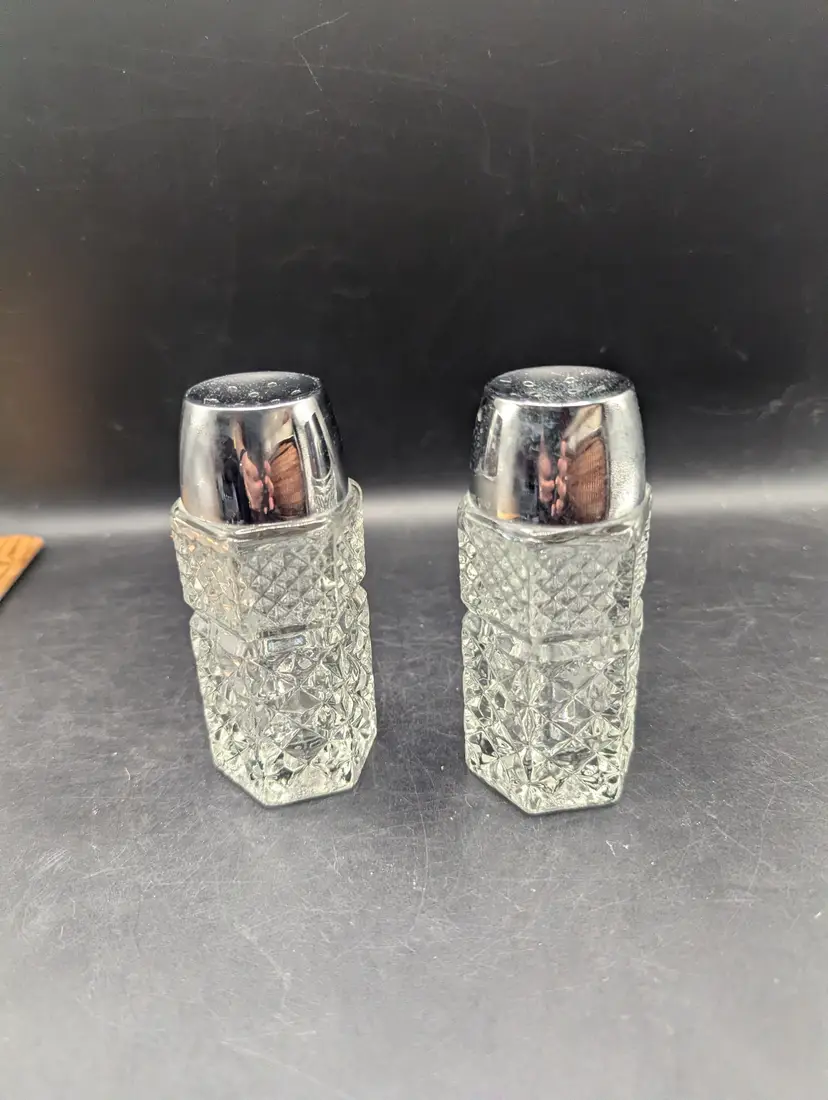 Vintage Set of Anchor Hocking Wexford Salt and Pepper Shakers Clear Plastic Lids.