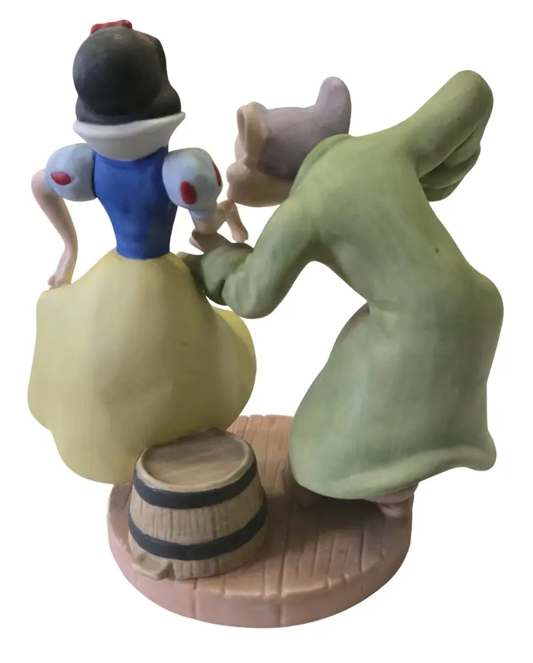 Disney Magic Memories Snow White and the Seven Dwarfs Dancing Partners Figurine