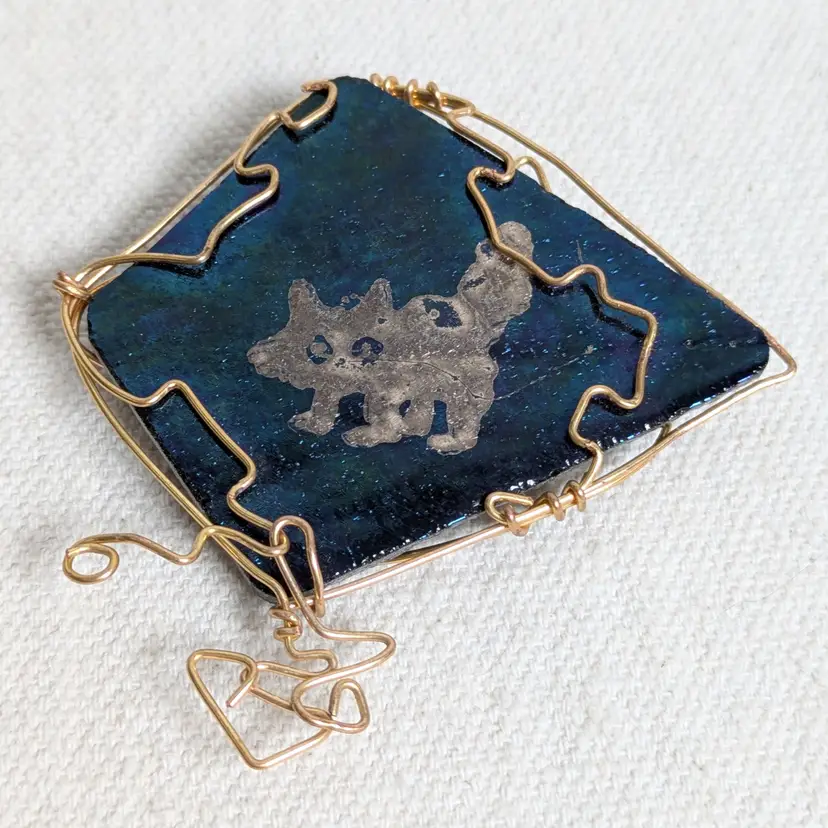 Wirewrapped Cat on Metallic Glass Pin