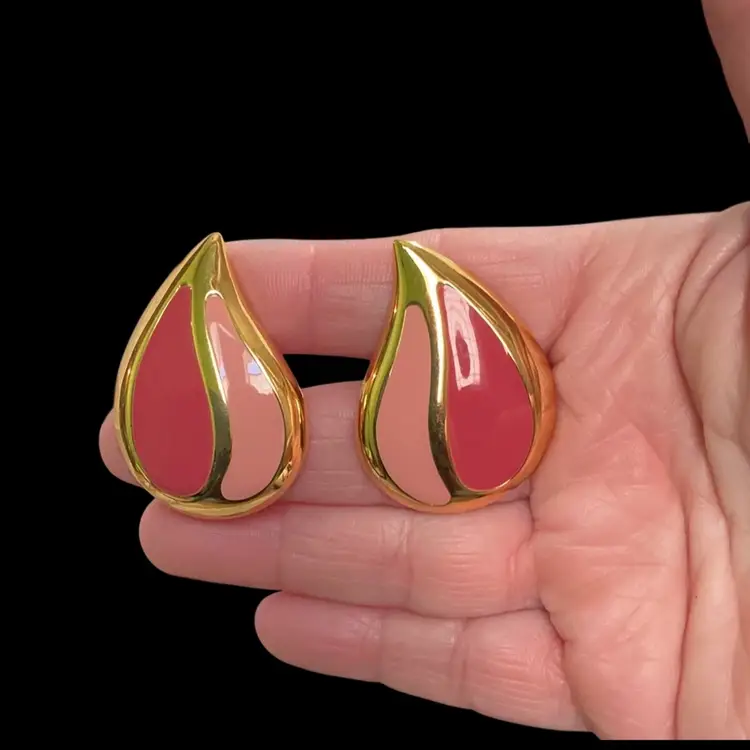 Beautiful Goldtone Napier 1980s!!!! Chunky Lucite Statement Necklace/ Choker. With Matching Clip Earrings & Stretchy Beaded Bracelet. Set !!! Colors Are So beautiful Pink / Salmon & White With Goldtone Spacer Beads. Very  Spring!!! 🌸 Signed Napier. Welcome Back 80s !!!