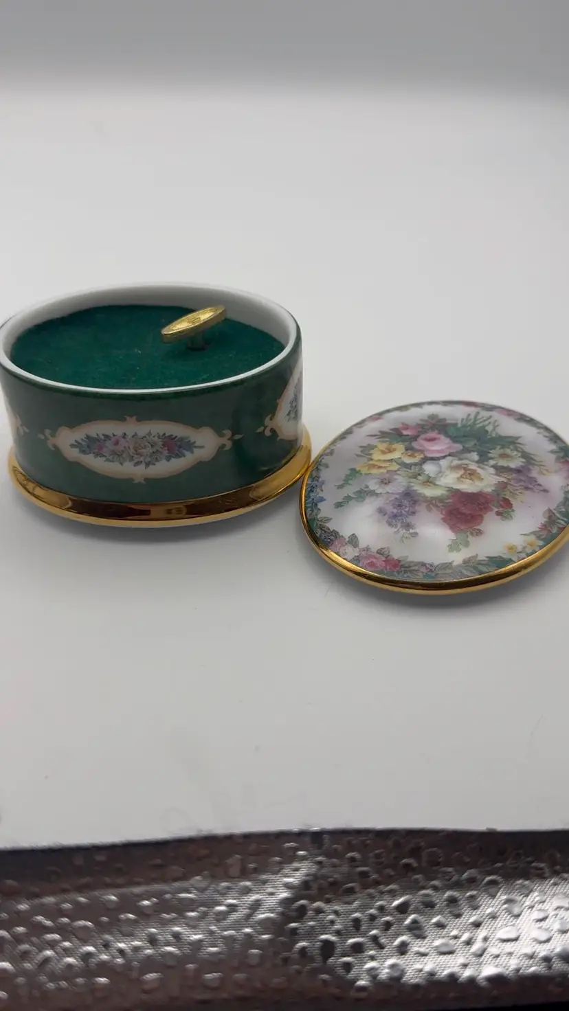 Vtg. Remembrance Music Box Ardleigh Elliott Floral Cameos Memories 1st Edition