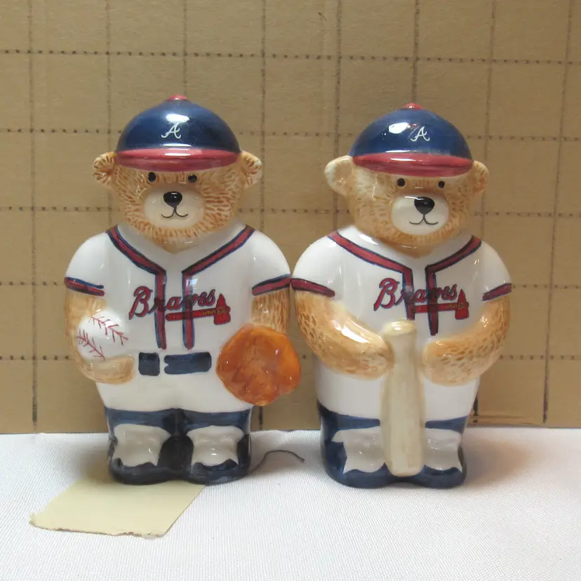 VTG Atlanta Braves Bear Baseball Player S & P Shaker Set