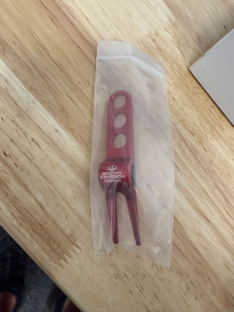#02 Scotty Cameron Studio Divot Tool Red
