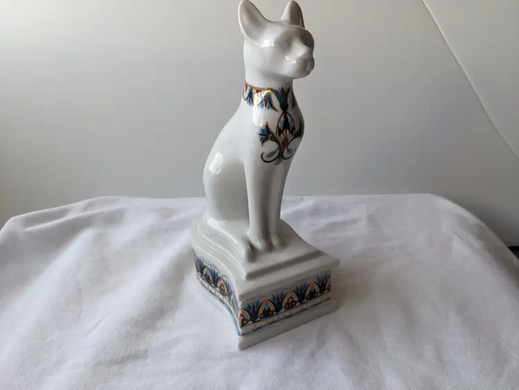 Elizabeth Arden Treasures of the Pharaohs Cleopatra's Cat Porcelain Trinket Box