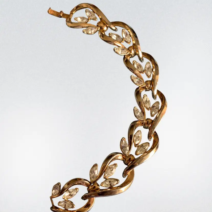 #01 Vintage Crown Trifari Gold Tone White Crystal Narvettes Bracelet