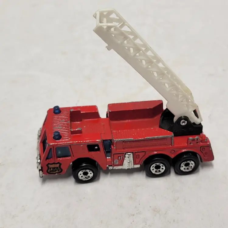 MATCHBOX LADDER TRUCK - FIRE ENGINE 1:64 DIECAST CAR  VINTAGE 1982 Missing Ext