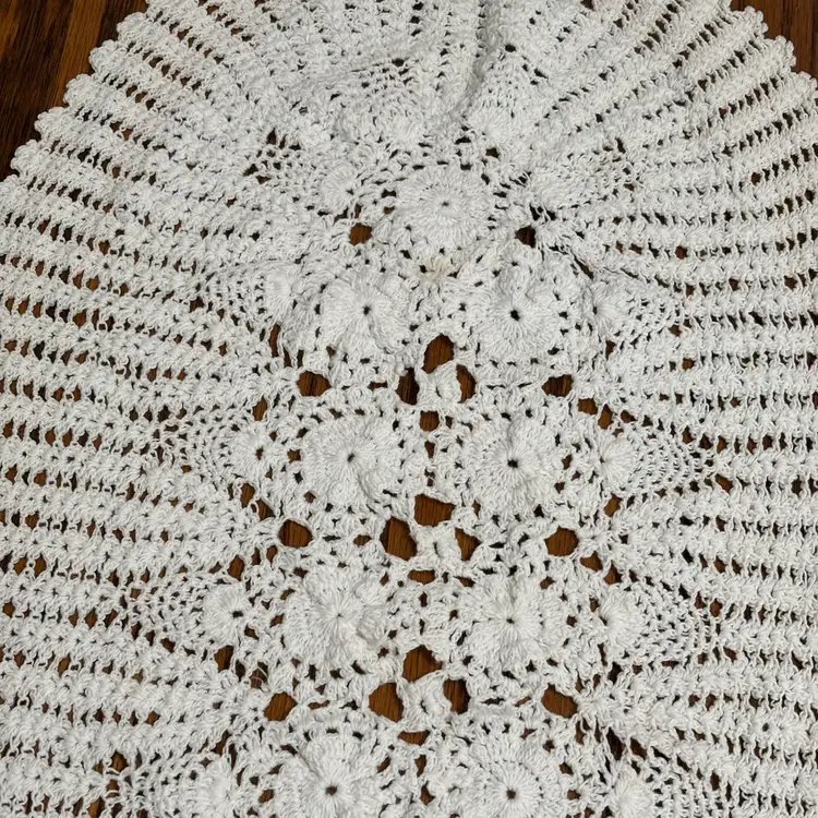 01- Vtg Oval Cotton Crochet Table/Dresser Scarf Doily