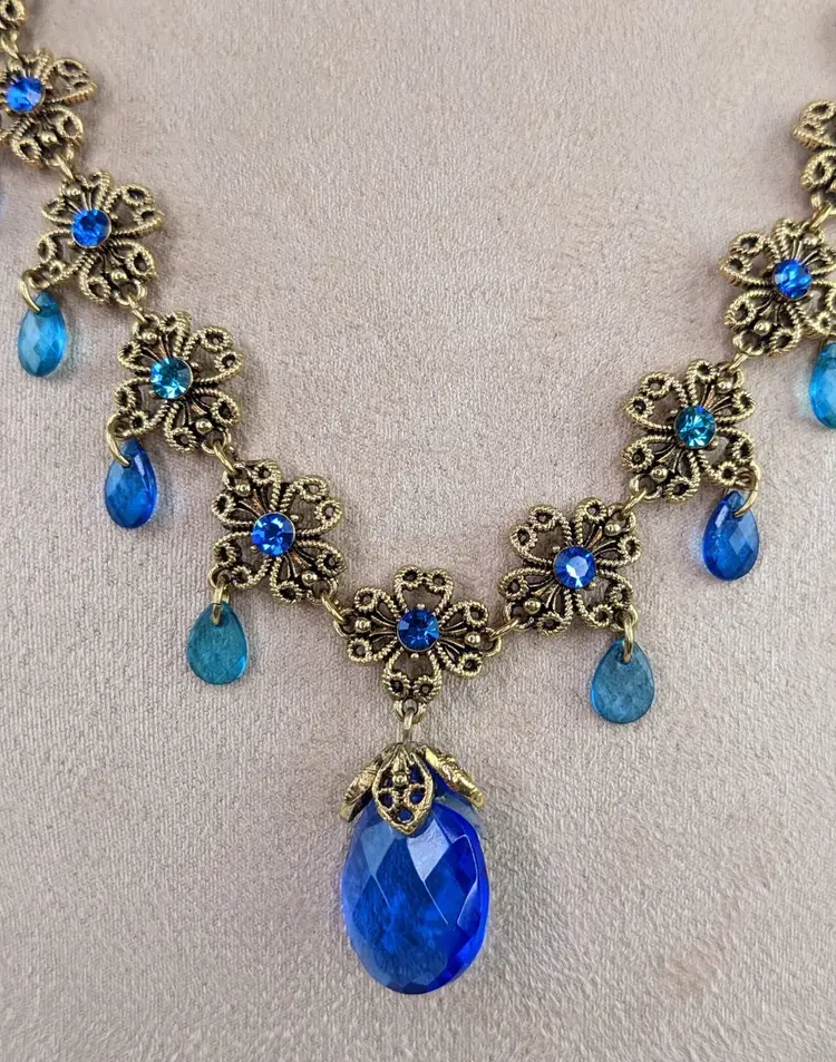 Vintage Avon Collier Briolette Multicolore Blue Rhinestone Scroll Gold Necklace