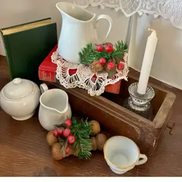 Red/White/Green Rustic Wood Ceramic Vignette