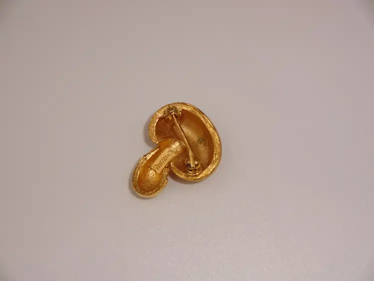 Small Vintage Trifari Mushroom Brooch Gold Tone Scarf Pin Marked
