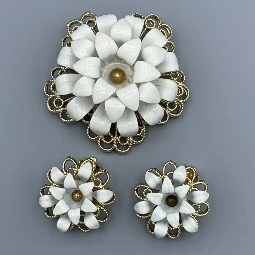 Vtg Sarah Coventry Snow Flower Pin Brooch Clip Earring Set Open Weave Petal