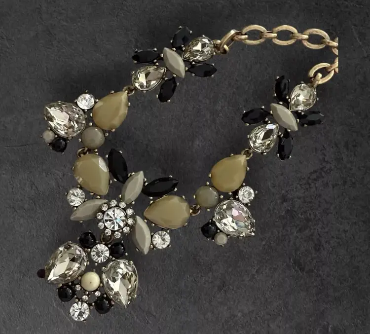 J CREW Antique Brass GLASS RHINESTONE FLOWER PENDANT NECKLACE Gorgeous Condition