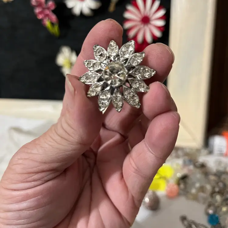 Vintage Rhinestone Starburst Flower Brooch – Silver Tone Floral Pin