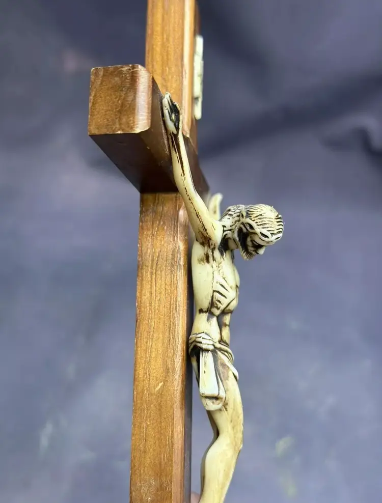 Vintage INRI Resin Jesus Christ Wood Crucifix Wooden Cross Wall Hanging