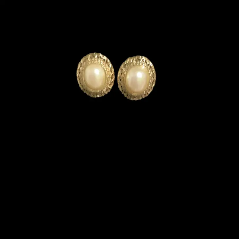 Vintage Goldtone Faux Pearl Cabochon With Filigree Frame Work. Not Signed.