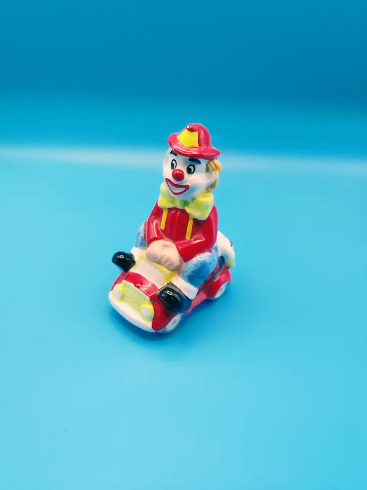 Vintage 1983 hand-painted ceramic clown from the Quon Quon collection.