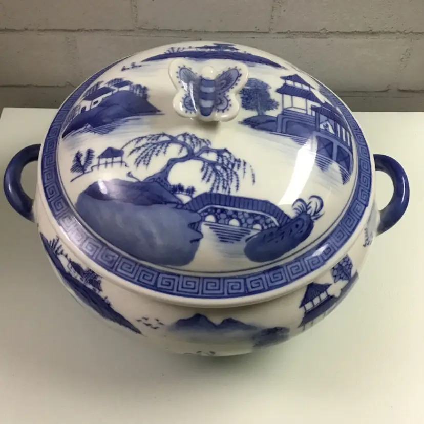 Z.Beautiful Blue And White Chinese Tureen Butterfly Lid