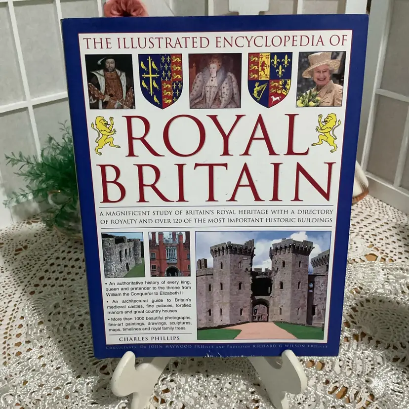 The Illustrated Encyclopedia Of Royal Britain 🇬🇧 A Magnificent Study Of Britains Royal Heritage Wit Directory Of Royalty And Over 120 Of The Most Important Historic Buildings. 512 Pages!!! Author Charles Phillip, Hardcover!!  ( 2017 ) Published By Anness Publishing.