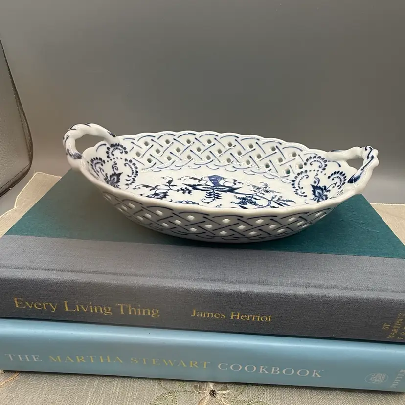 Vintage Blue Danube "Blue Onion" 7" Pierced Oval Sweet Meat Dish/Trinket Dish/planter
7.5”x1.5”