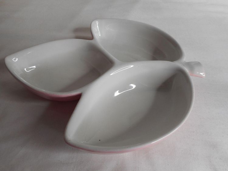 MCM Vintage Pink / white Hull Pottery Leaf Trinket Dish Nut Candy Keys