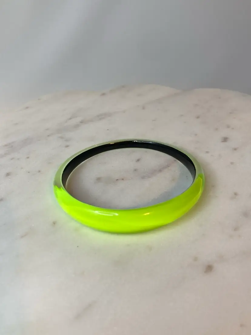 Vintage Alexis Bittar Neon Yellow Tapered Lucite Bangle Bracelet! UV Reactive Glow! 2 1/2” Inside Diameter!