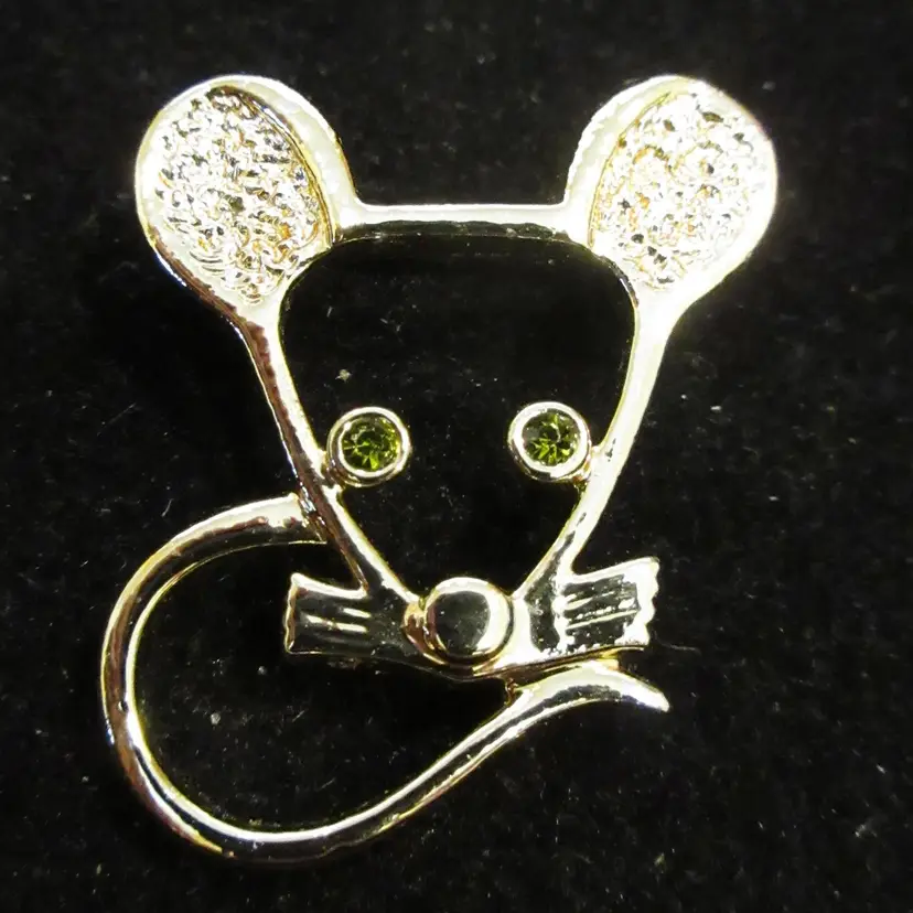 Vintage Sarah Coventry "Minnie" (1979) Gold Tone Metal Mouse Brooch Pin with Green Crystal Eyes - 1.25 x 1 Inch