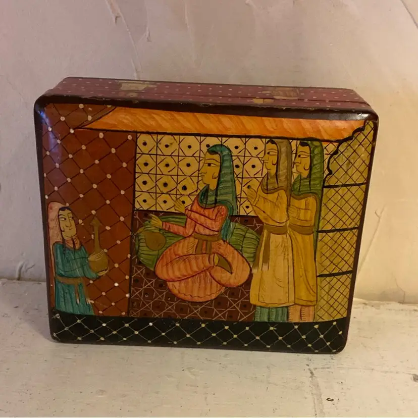 #4109 - Box Vintage Kashmiri papier mache box with a hand-painted Mughal court scene