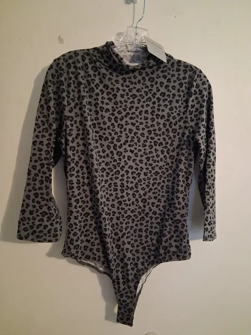Ladies Medium One Piece Gray Animal Print WHITE BIRCH Bodysuit (B30)