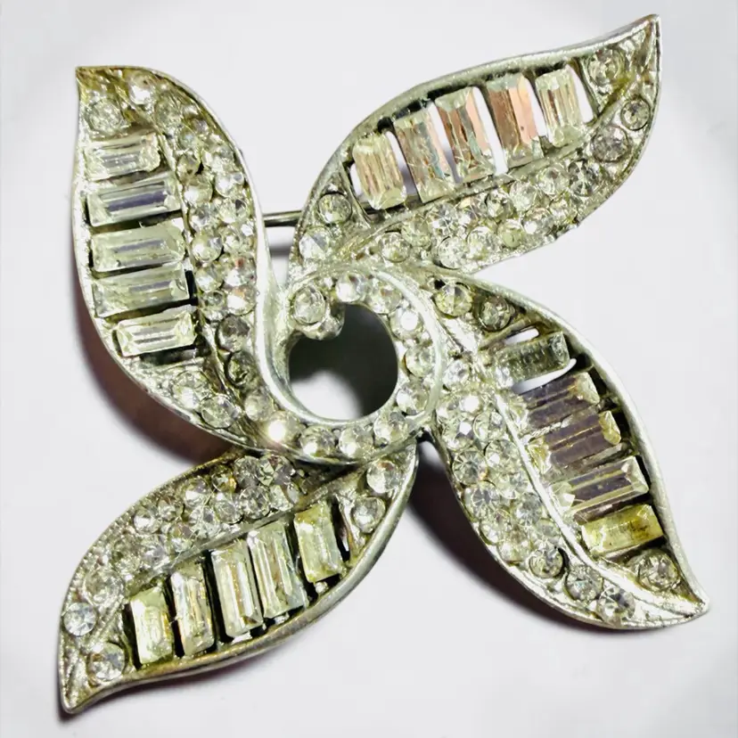 Midcentury Signed Reinad Silvertone Rhinestone Pinwheel Flower Brooch 1.25” square