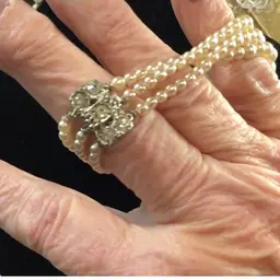 Little pearl bracelets