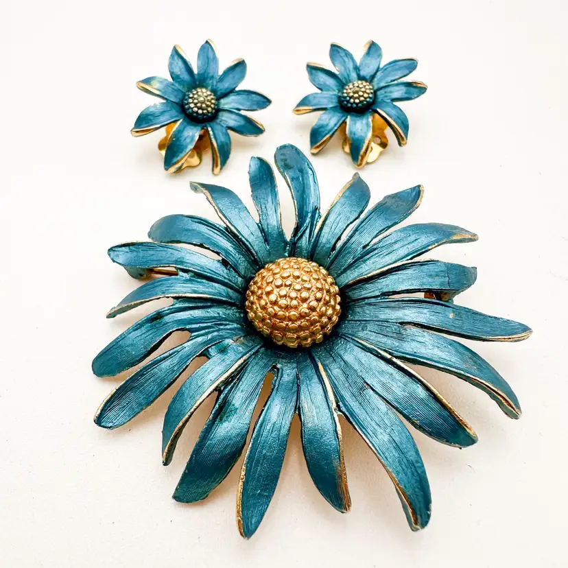 Vintage Blue Daisy Flower Brooch 2.5" and Clip Earrings 1" Set Gold Tone Enamel B25