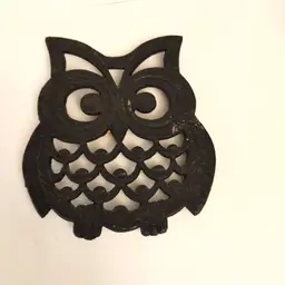 Vintage Cast iron owl trivet. 1970's. Made in Taiwan. 6 x 5.