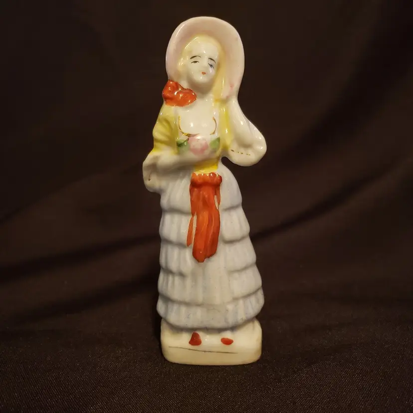 Lady Figurine Ceramic Porcelain Pink Bonnet 4 7/8" tall made in Japan Vintage