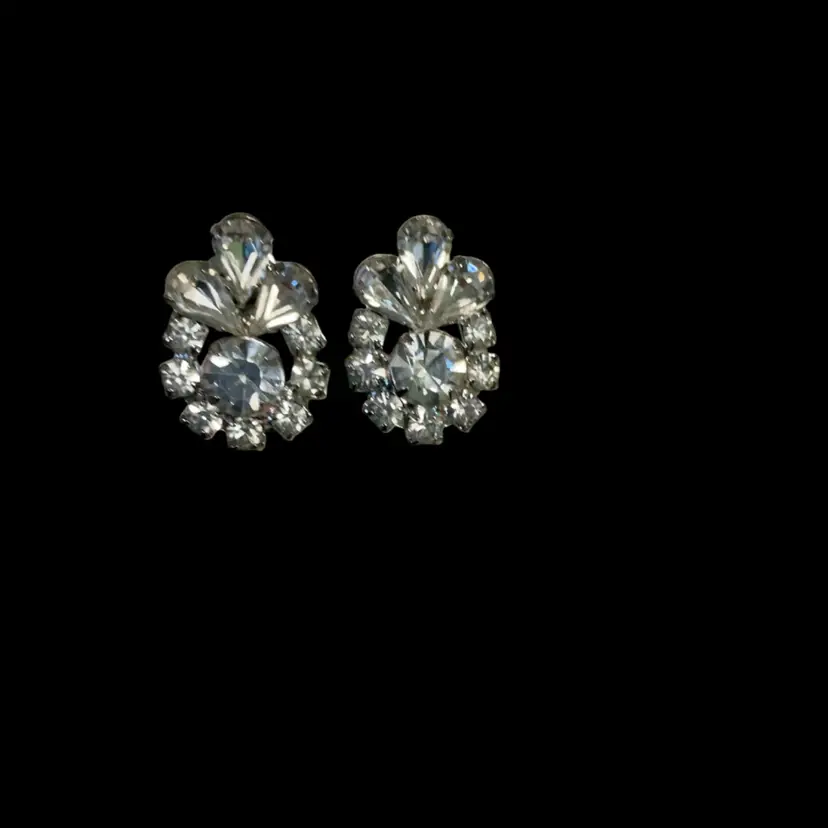 Exquisite Vintage Silvertone Clear Glass Floral Flower Clip On Earrings. Not Signed.