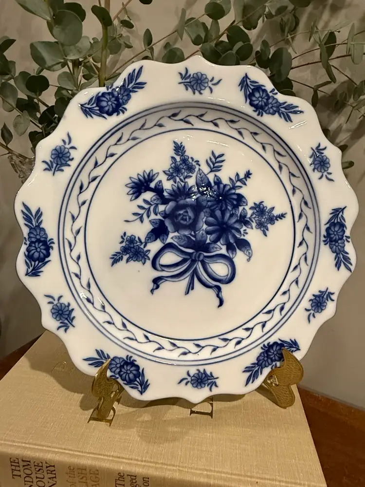 Blue and White Floral Scalloped Edge Torte Plate