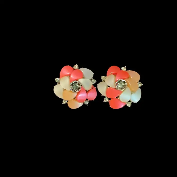 Gorgeous Multi Color Thermset Goldtone Clip Earrings Floral Flower Motif. Orange/ Salmon Color & Light Orange & Cream Color. With A  Lustrous Pearly Shimmer To Them. Not Signed But Believe Them To Be  Un Signed Lisners.