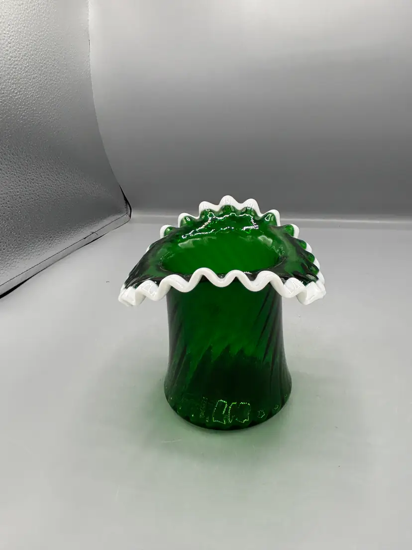 Vintage Fenton Emerald green snow crest top hat vase