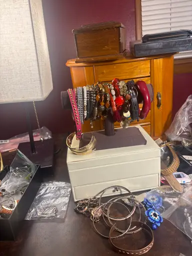 💋🥰👀👁️$3 Startups On Costume Vintage Jewelry 