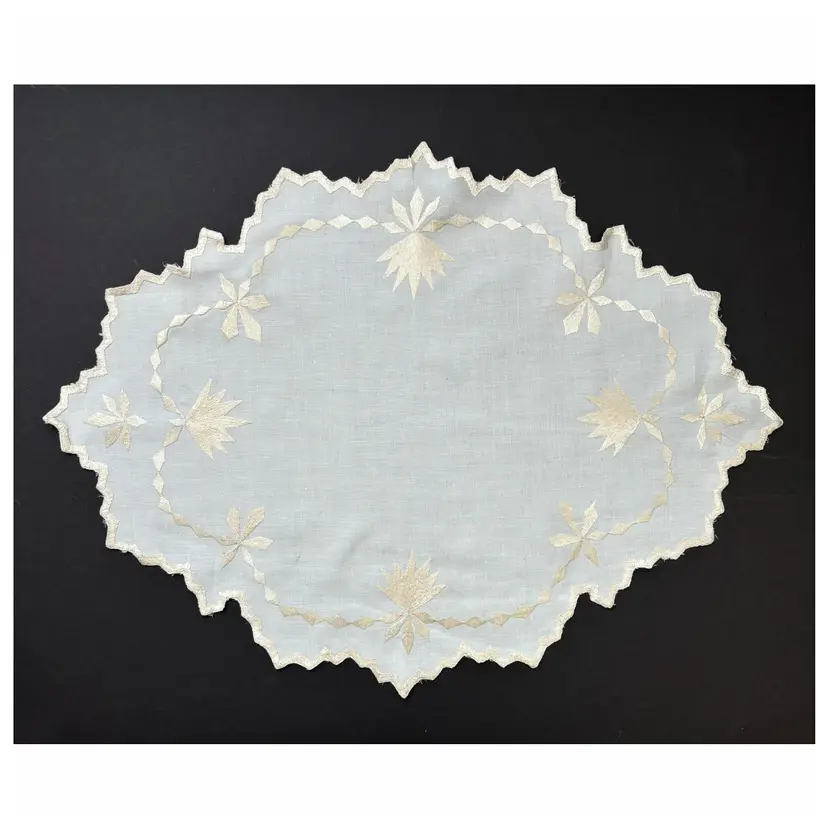 Embroidered Oval Cottage Core Doily Granny Dresser Scarf Centerpiece Scallop Edge Vintage