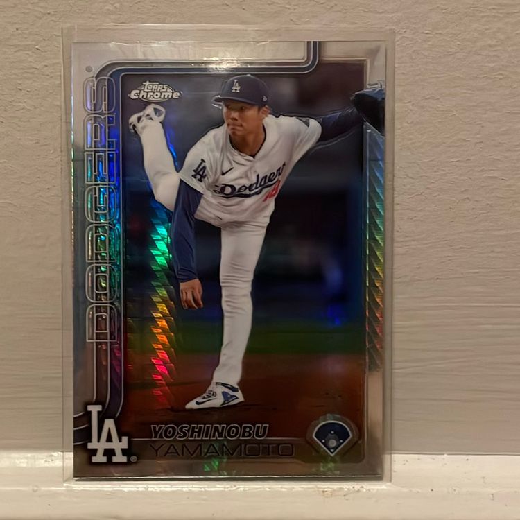 2025 Topps Chrome Yoshinobu Yamamoto Prism Refractor Los Angeles Dodgers
