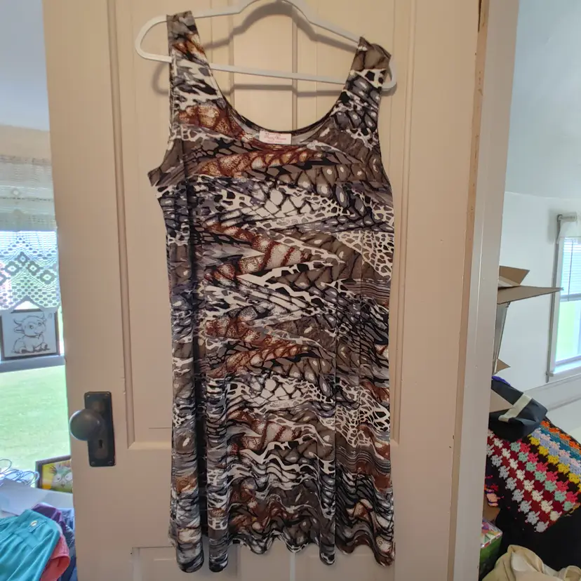 Dress- Brand: Pretty Woman. Size 2X. Pattern dress. Material: Unknown. No callouts.