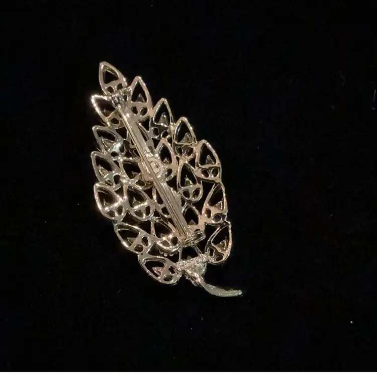 Vintage Goldtone Gerry’s Brooch. Black Enamel Goldtone Leaf.