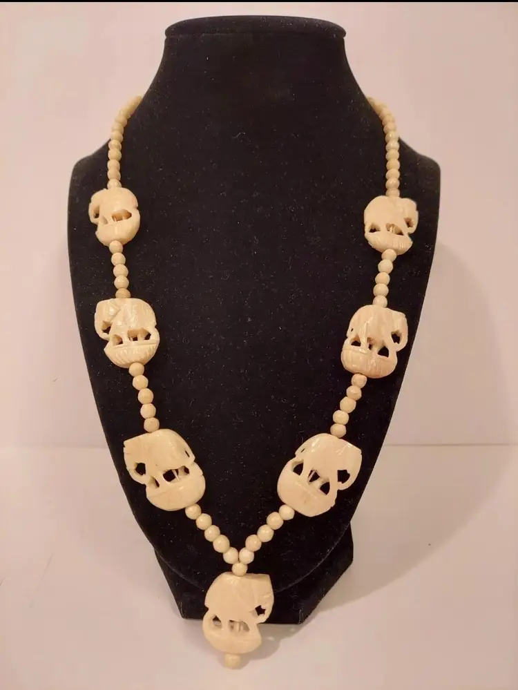 Beautiful Vintage Carved Elephants Necklace 21 Inches