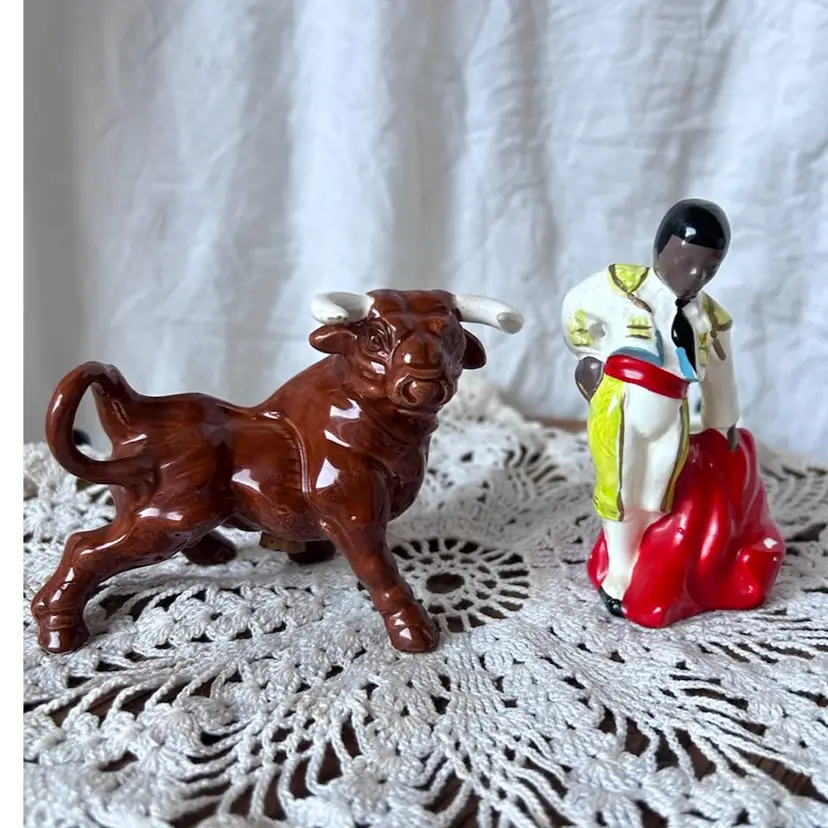 VINTAGE CERAMIC MATADOR & BULL SHAKERS SOUVENIR OF BUFFALO NY 1950s