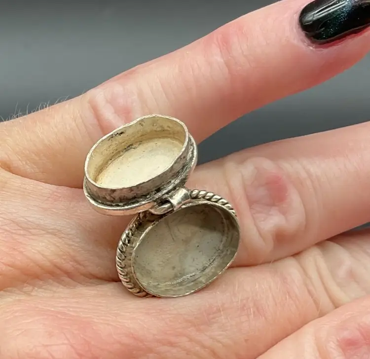 Vintage Sterling Silver 925 Locket Ring Size 7.5 Oval Design & Clear Gem Center